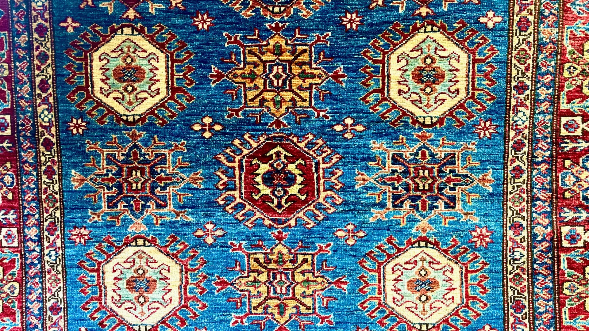 Yeni Alınan Halı Kokusu Nasıl Giderilir? (7 Etkili Çzüm)