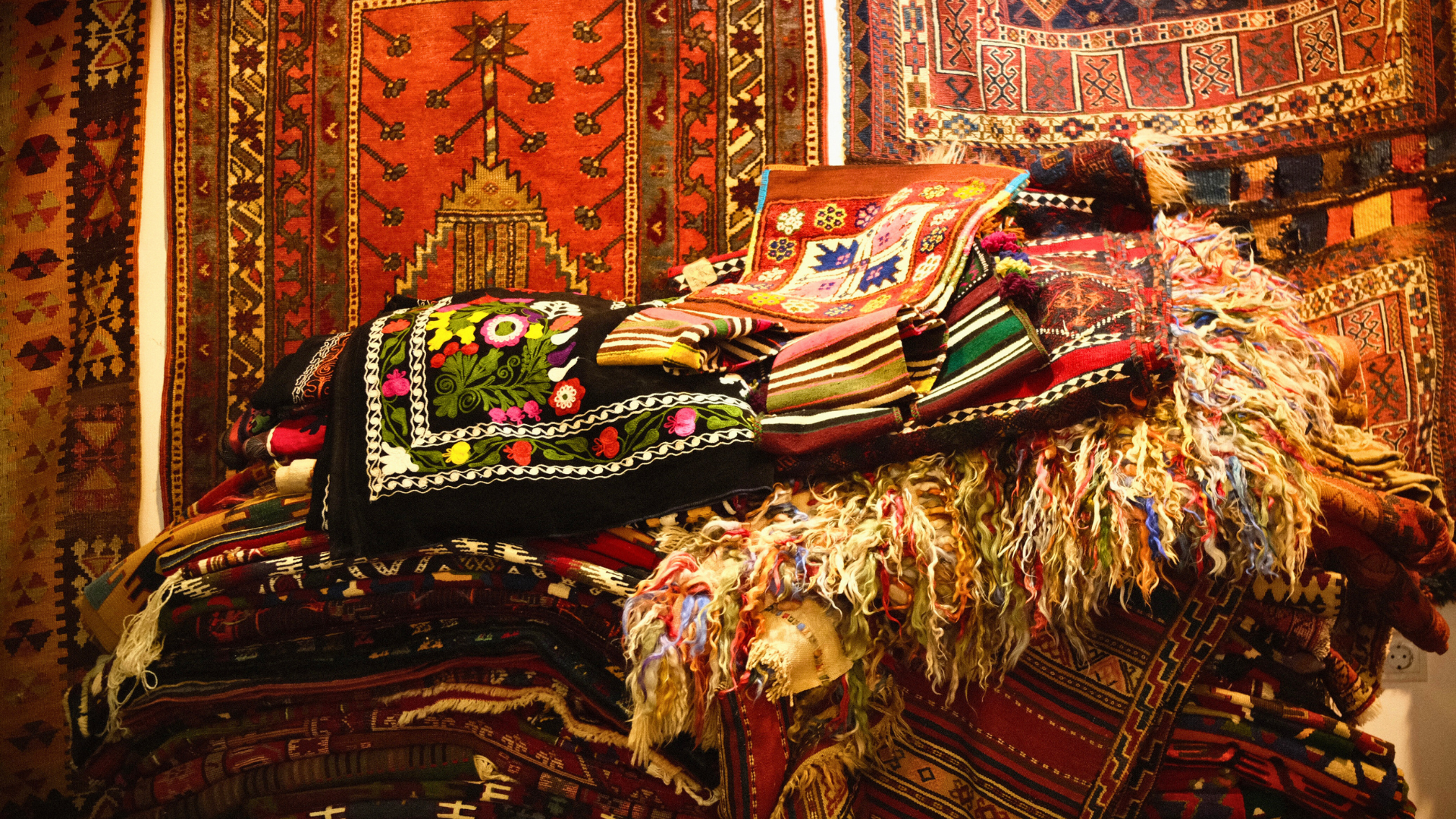 El Dokuma Halı Desenleri Nelerdir ve Anlamları Nedir?