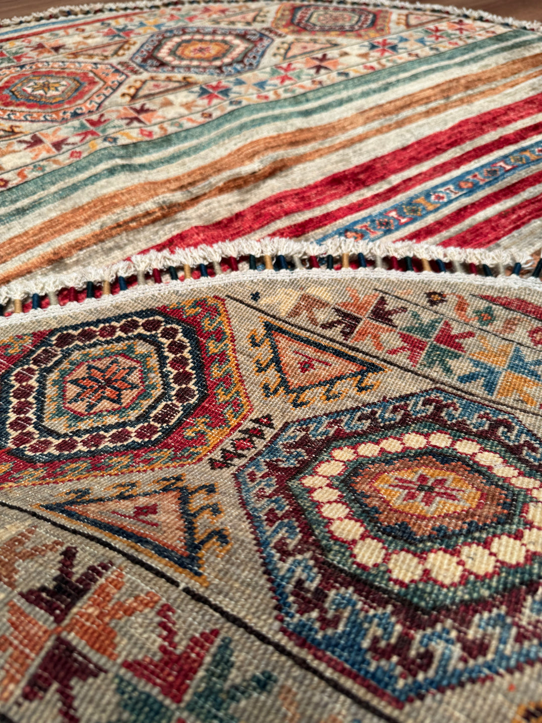 Khorjin Yuvarlak Orijinal El Dokuması Multi Kök Boya Yün Halı 141x144 2.03 Metrekare - 5x5 ft