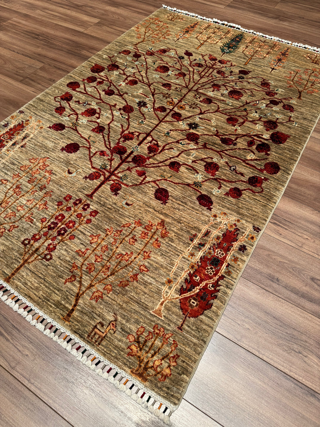 Sultani Nar Ağacı Orijinal El Dokuması Bej Kök Boya Yün Halı 121x188 2.27 Metrekare - 4x6 ft