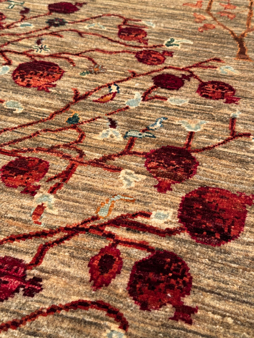 Sultani Nar Ağacı Orijinal El Dokuması Bej Kök Boya Yün Halı 121x188 2.27 Metrekare - 4x6 ft