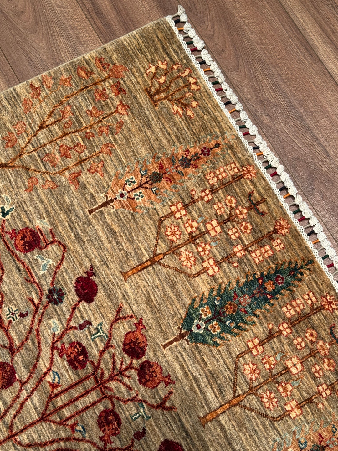 Sultani Nar Ağacı Orijinal El Dokuması Bej Kök Boya Yün Halı 121x188 2.27 Metrekare - 4x6 ft