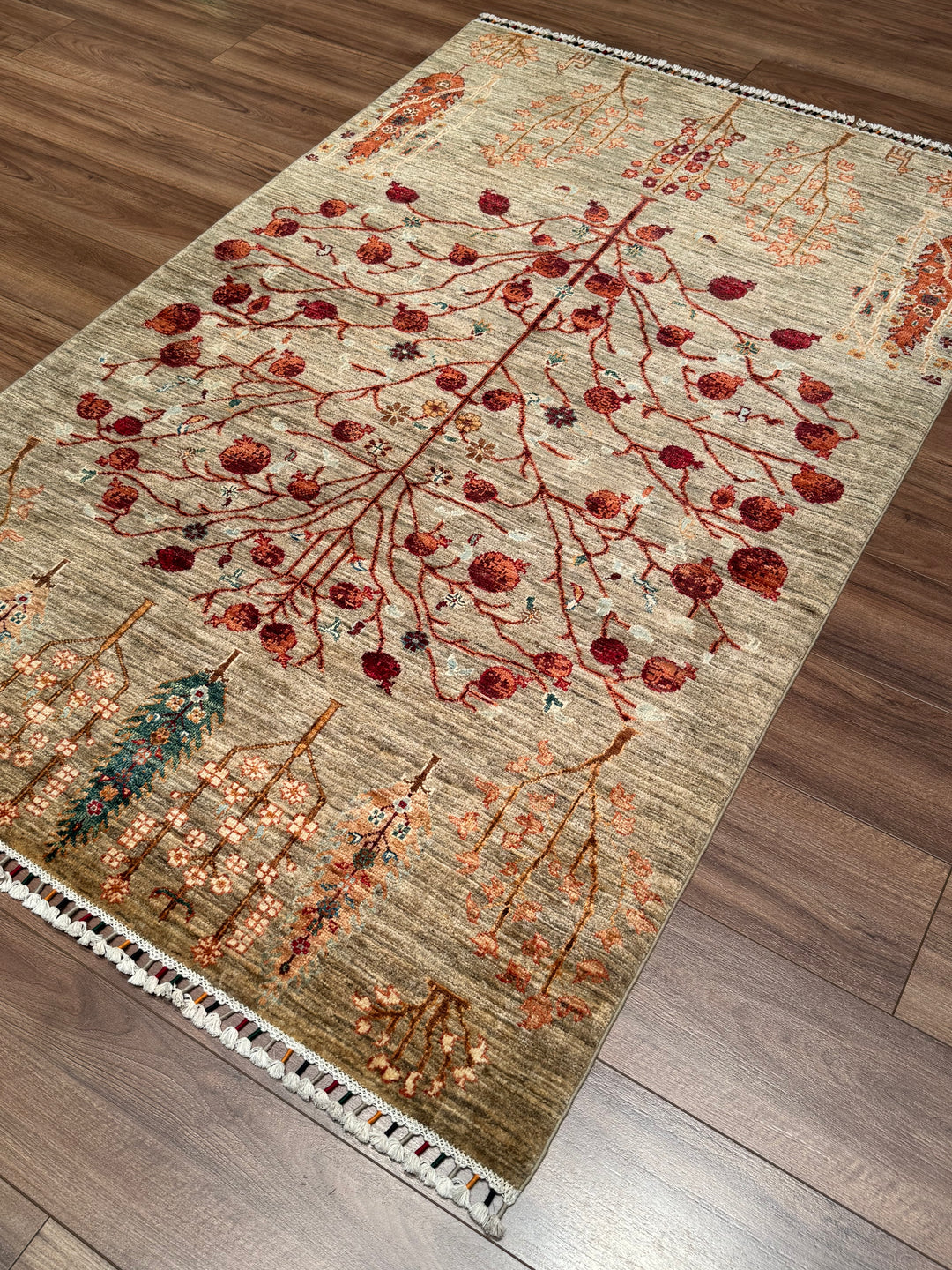 Sultani Nar Ağacı Orijinal El Dokuması Bej Kök Boya Yün Halı 121x188 2.27 Metrekare - 4x6 ft