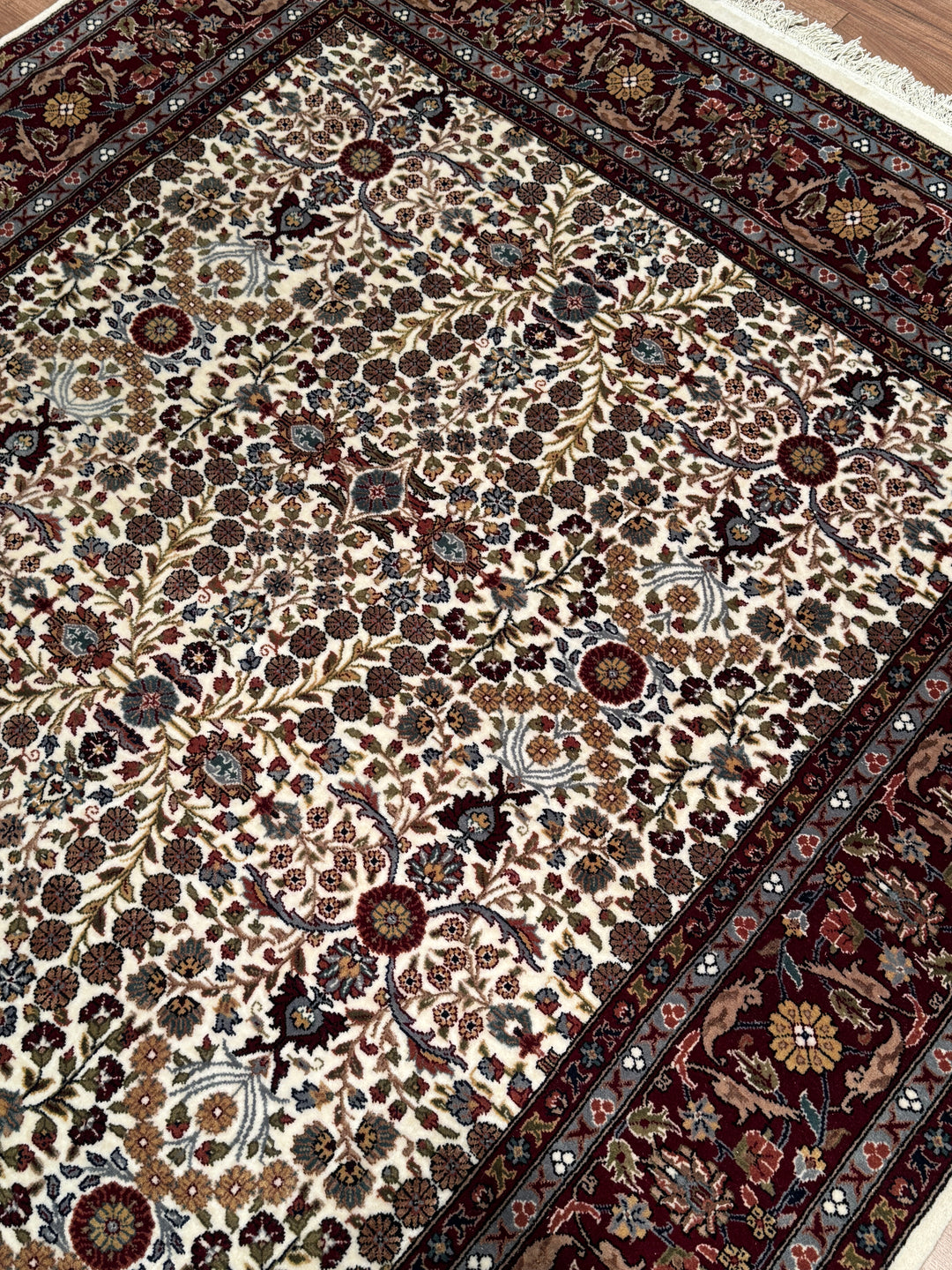 Hereke Yedi Dağın Çiçeği Orijinal El Dokuması Kırmızı Krem Yün Halı 170x238 4.05 Metrekare - 5x8 ft