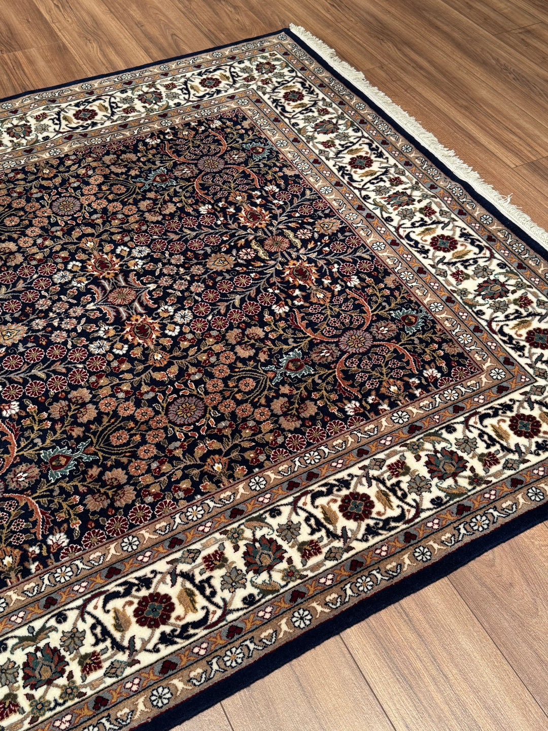 Hereke Yedi Dağın Çiçeği Orijinal El Dokuması Mavi Krem Yün Halı 166x241 4 Metrekare - 5x8 ft