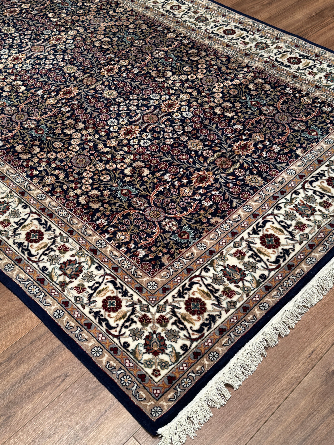 Hereke Yedi Dağın Çiçeği Orijinal El Dokuması Mavi Krem Yün Halı 166x241 4 Metrekare - 5x8 ft