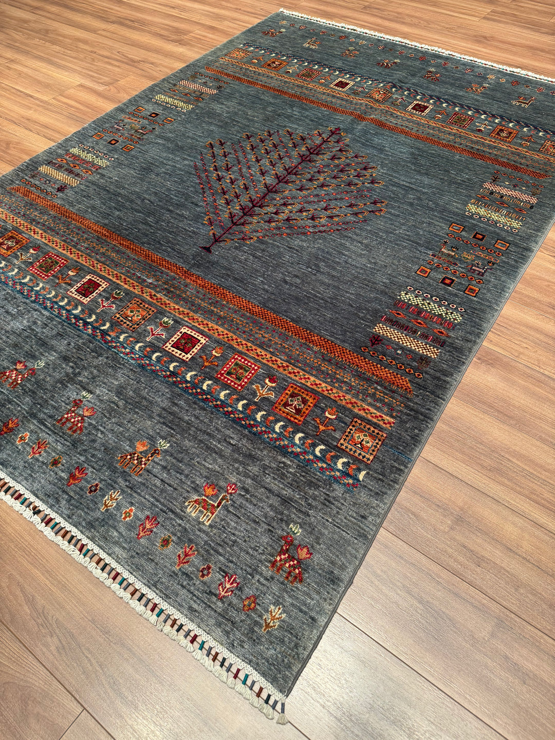 سجادة صوفية أصلية من مجموعة شجرة الحياة من خورجين، منسوجة يدويًا، بلون رمادي مصبوغ بجذور، مقاس 168×243، 4.08 متر مربع - 5×8 قدم