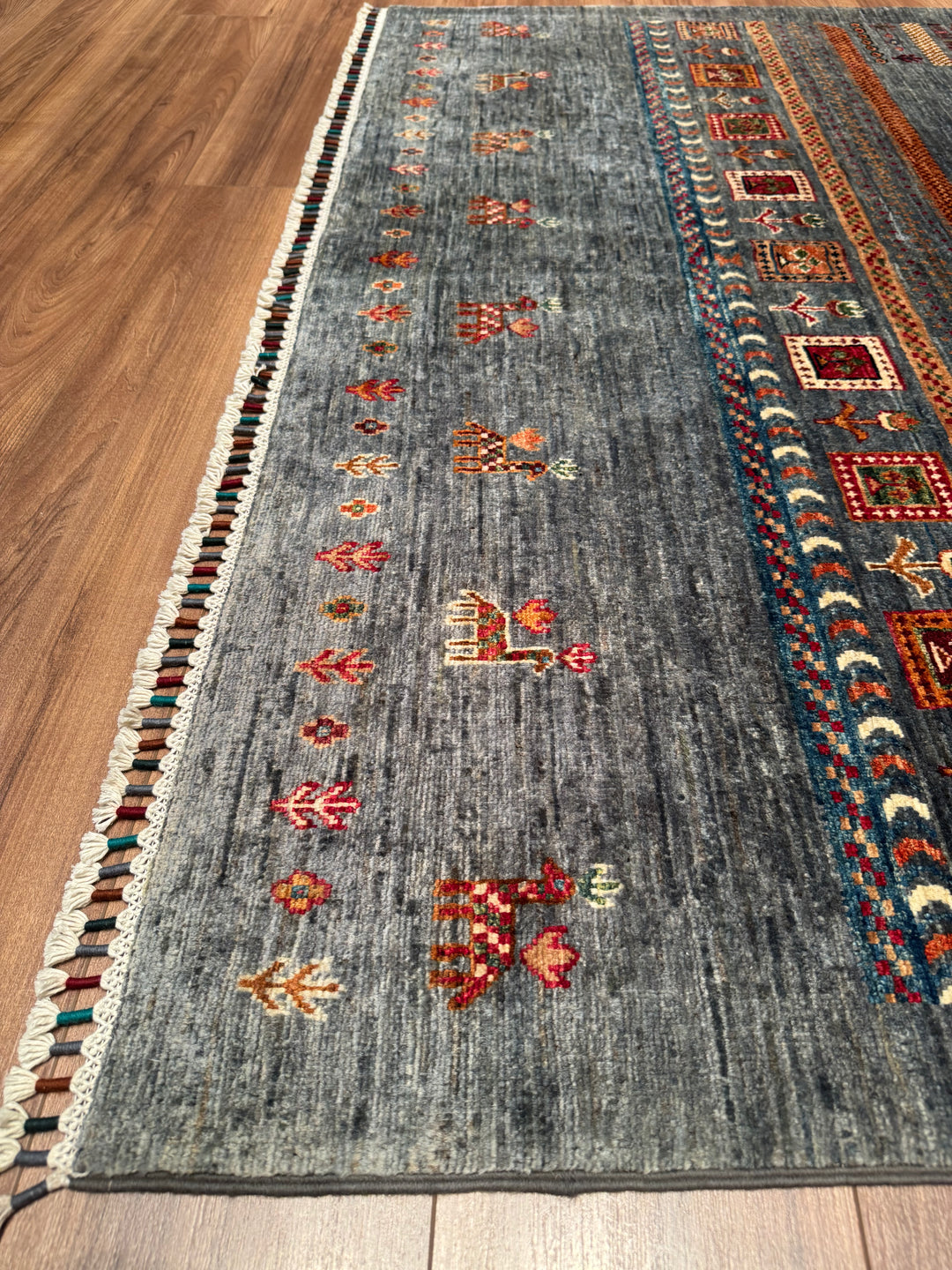 سجادة صوفية أصلية من مجموعة شجرة الحياة من خورجين، منسوجة يدويًا، بلون رمادي مصبوغ بجذور، مقاس 168×243، 4.08 متر مربع - 5×8 قدم