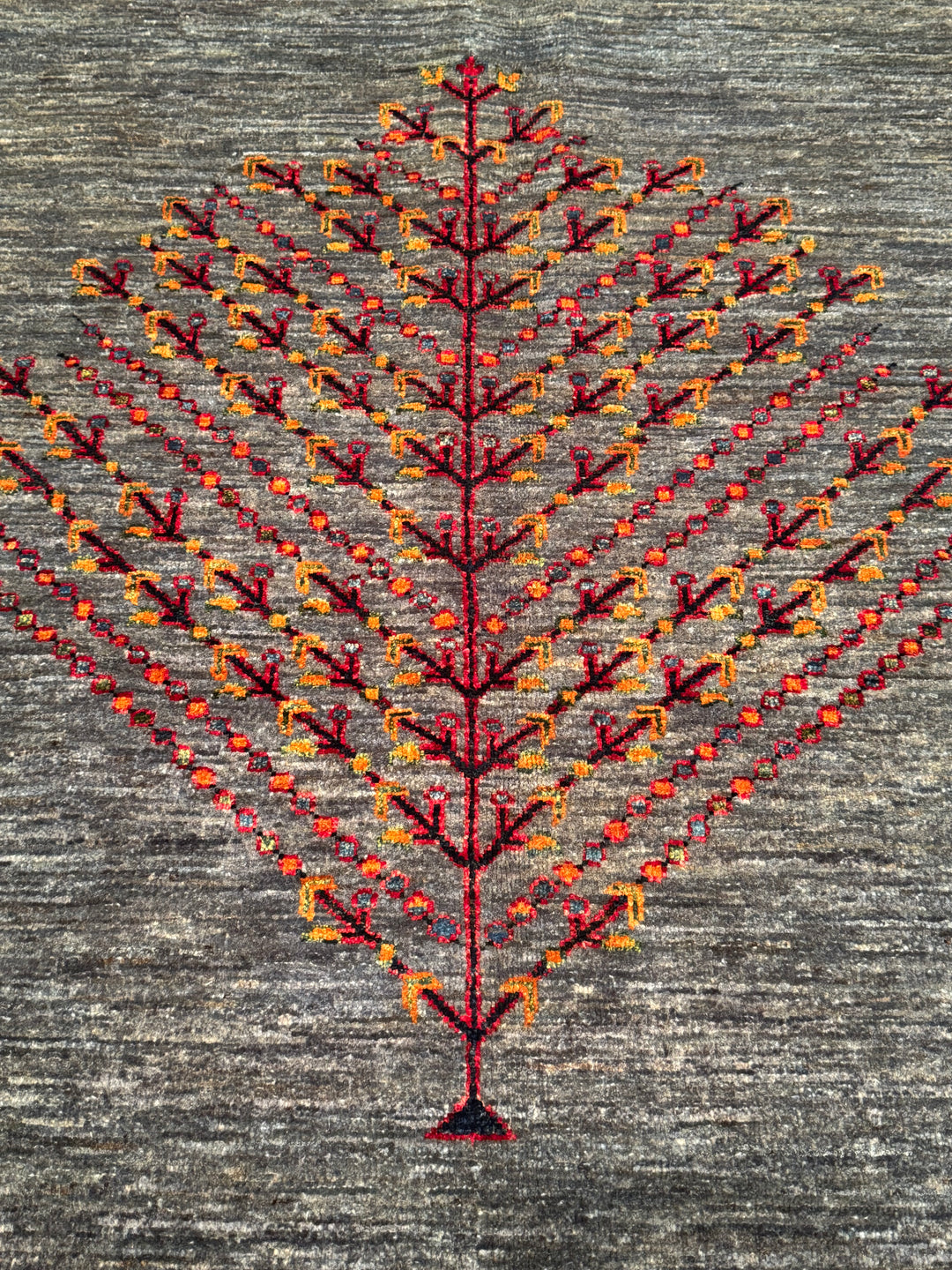 سجادة صوفية أصلية من مجموعة شجرة الحياة من خورجين، منسوجة يدويًا، بلون رمادي مصبوغ بجذور، مقاس 168×243، 4.08 متر مربع - 5×8 قدم