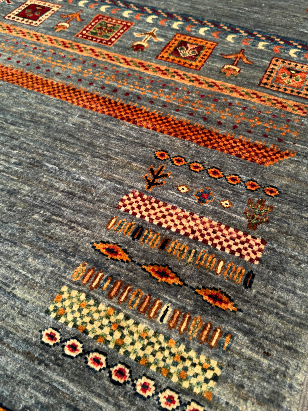 سجادة صوفية أصلية من مجموعة شجرة الحياة من خورجين، منسوجة يدويًا، بلون رمادي مصبوغ بجذور، مقاس 168×243، 4.08 متر مربع - 5×8 قدم