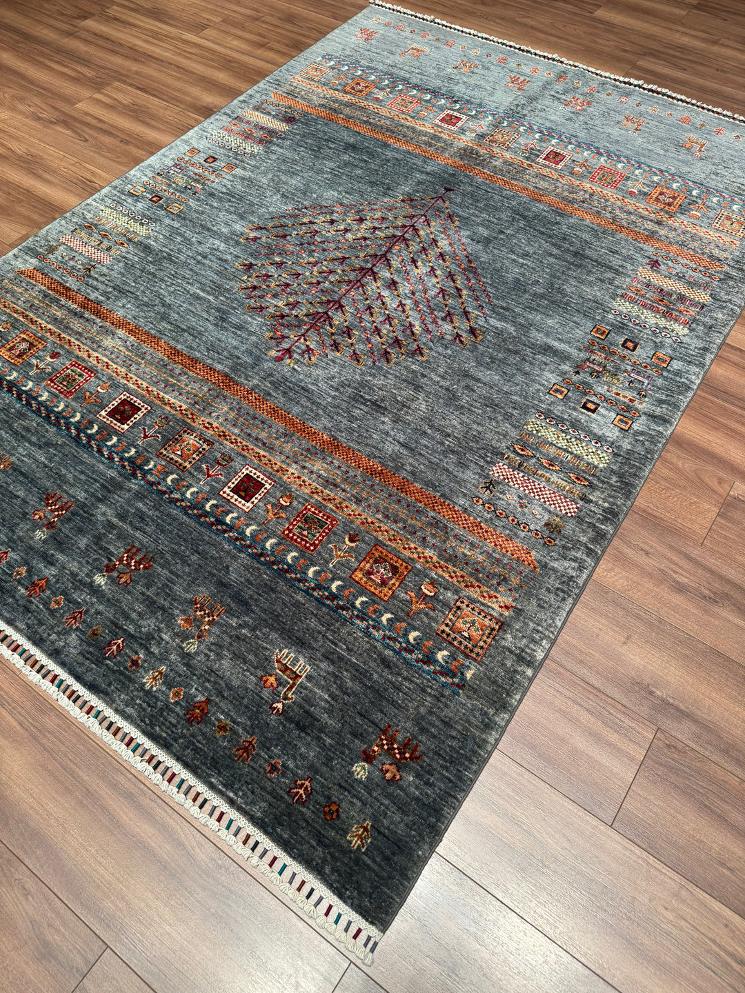 سجادة صوفية أصلية من مجموعة شجرة الحياة من خورجين، منسوجة يدويًا، بلون رمادي مصبوغ بجذور، مقاس 168×243، 4.08 متر مربع - 5×8 قدم