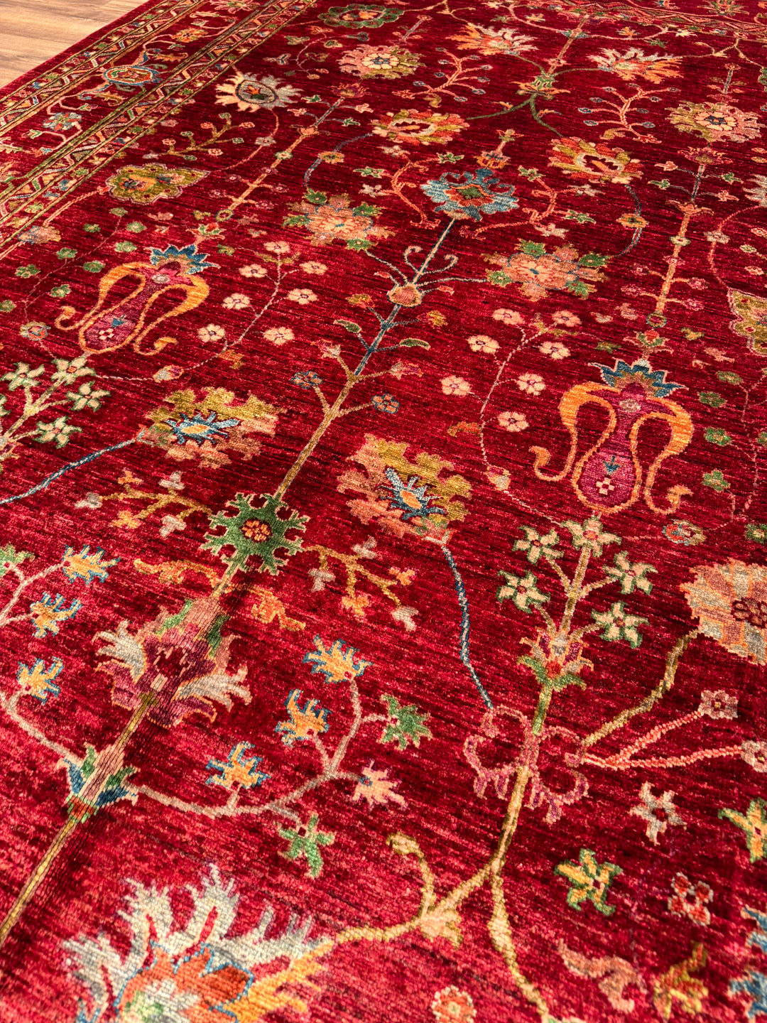 سجادة سلطاني زهرية أصلية منسوجة يدويًا من الصوف الأحمر المصبوغ بصبغة الجذور، 207 × 305 سم، 6.31 متر مربع - 7 × 10 قدم