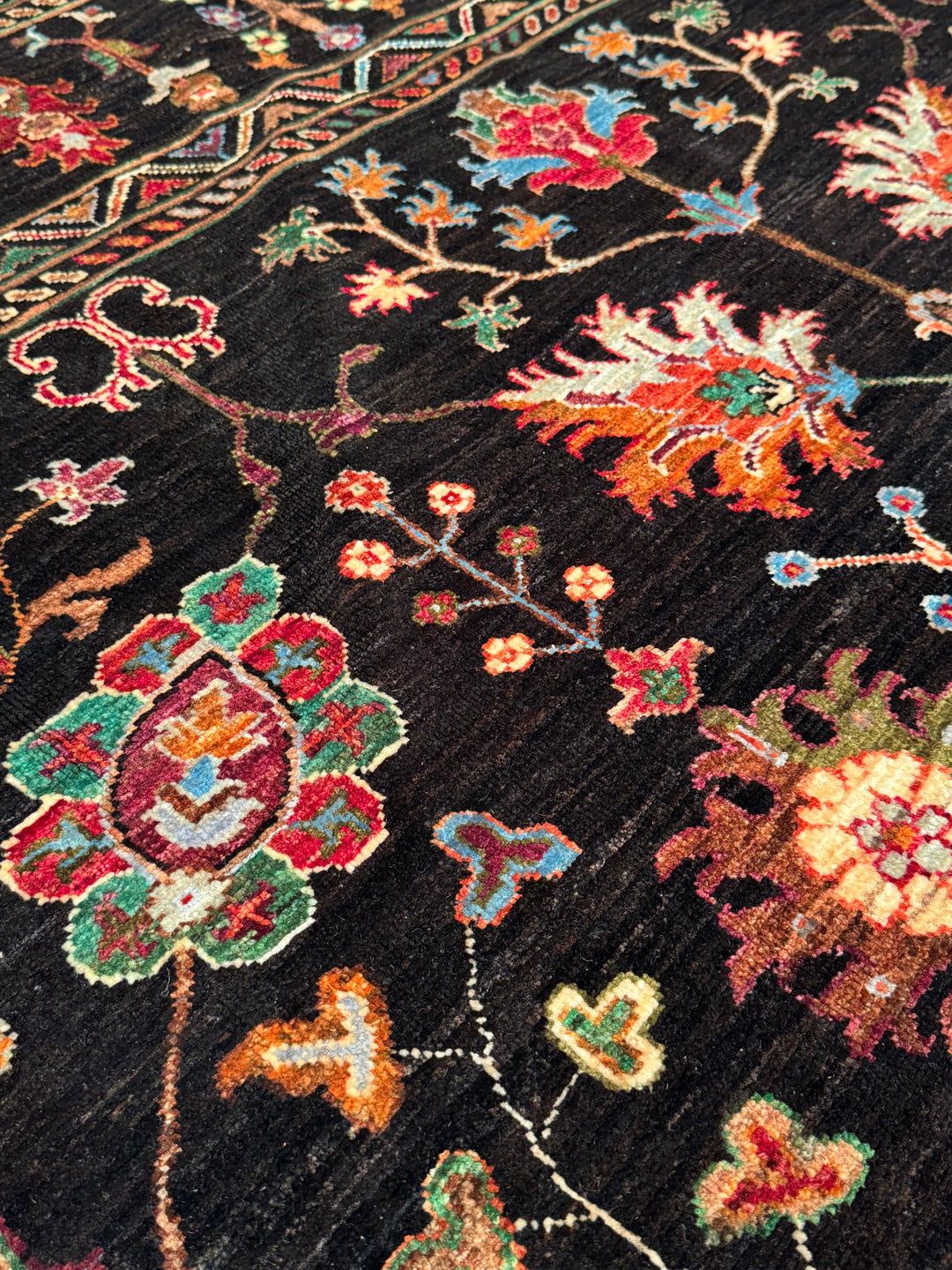 سجادة سلطاني زهرية أصلية منسوجة يدويًا من الصوف الأسود المصبوغ بصبغة الجذور، 210×288، 6.05 متر مربع - 7×10 قدم