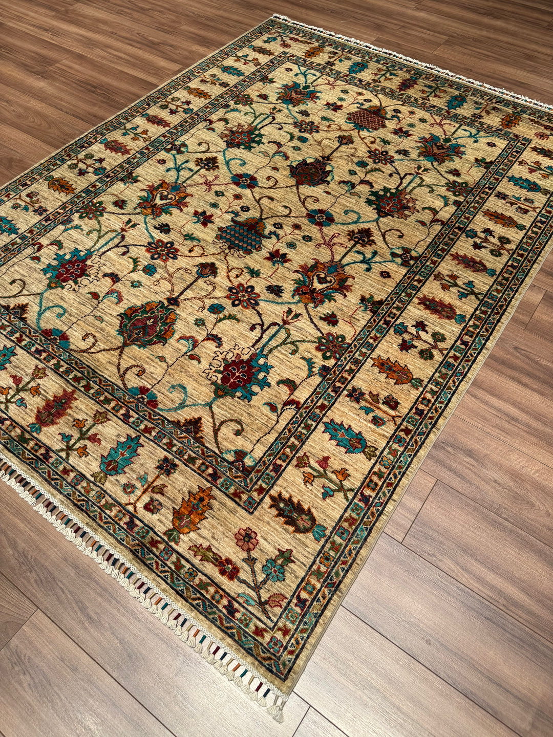 سجادة سلطاني زهرية أصلية منسوجة يدويًا من الصوف بلون بيج مصبوغ بصبغة الجذور، 174 × 234، 4.07 متر مربع - 5 × 8 قدم 