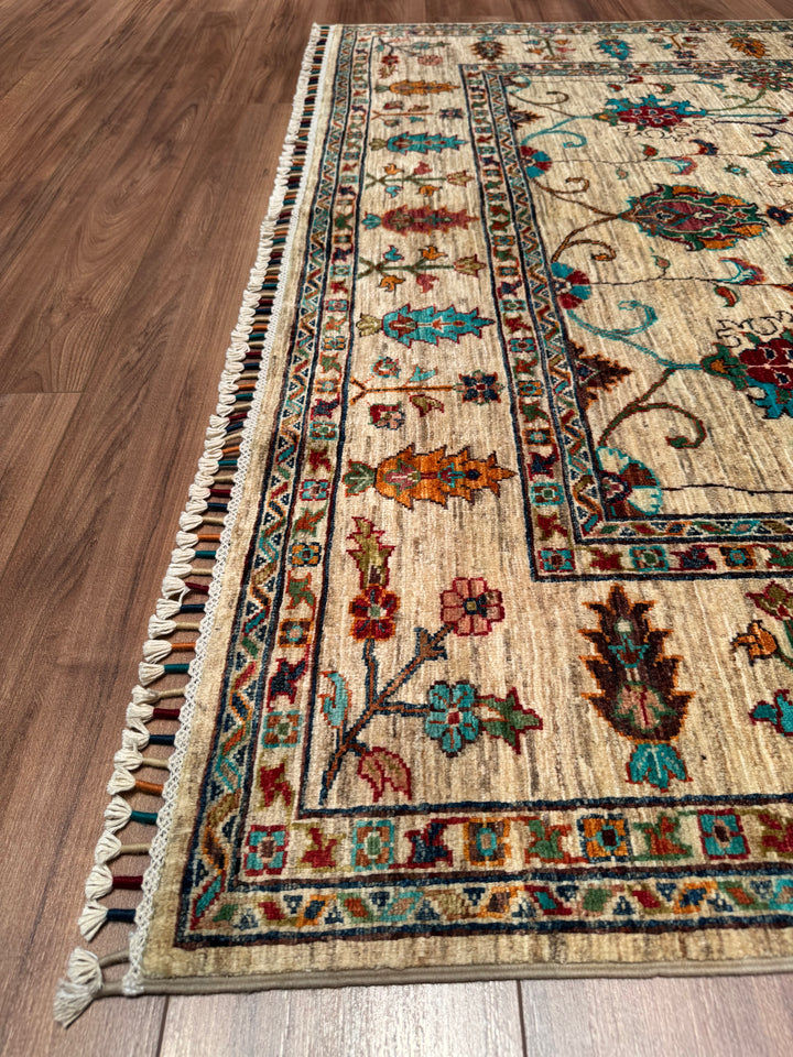 سجادة سلطاني زهرية أصلية منسوجة يدويًا من الصوف بلون بيج مصبوغ بصبغة الجذور، 174 × 234، 4.07 متر مربع - 5 × 8 قدم 