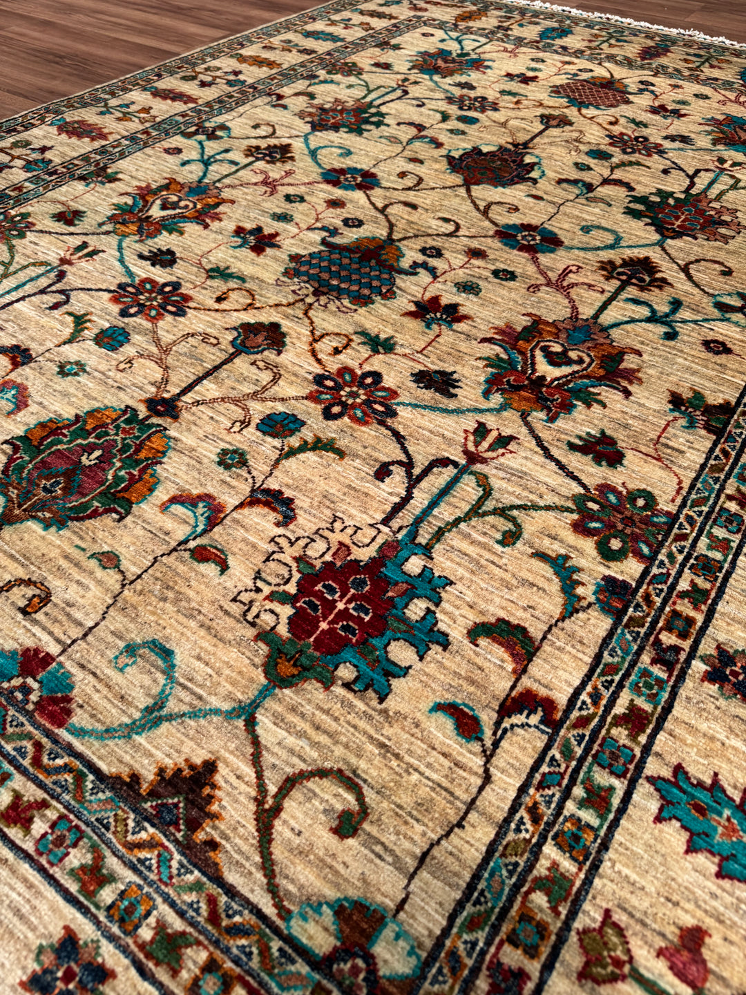 سجادة سلطاني زهرية أصلية منسوجة يدويًا من الصوف بلون بيج مصبوغ بصبغة الجذور، 174 × 234، 4.07 متر مربع - 5 × 8 قدم 