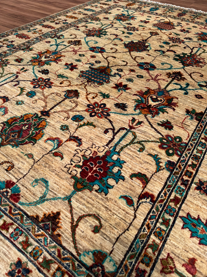 سجادة سلطاني زهرية أصلية منسوجة يدويًا من الصوف بلون بيج مصبوغ بصبغة الجذور، 174 × 234، 4.07 متر مربع - 5 × 8 قدم 