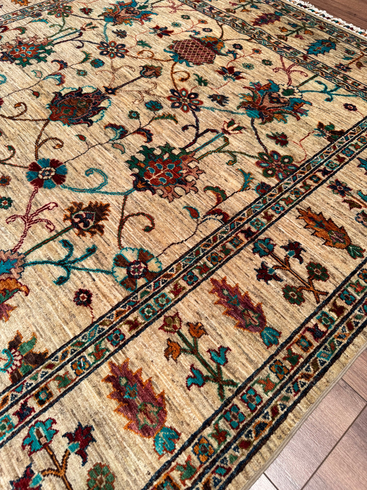 سجادة سلطاني زهرية أصلية منسوجة يدويًا من الصوف بلون بيج مصبوغ بصبغة الجذور، 174 × 234، 4.07 متر مربع - 5 × 8 قدم 