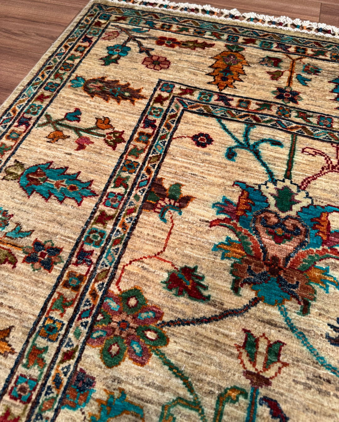 سجادة سلطاني زهرية أصلية منسوجة يدويًا من الصوف بلون بيج مصبوغ بصبغة الجذور، 174 × 234، 4.07 متر مربع - 5 × 8 قدم 