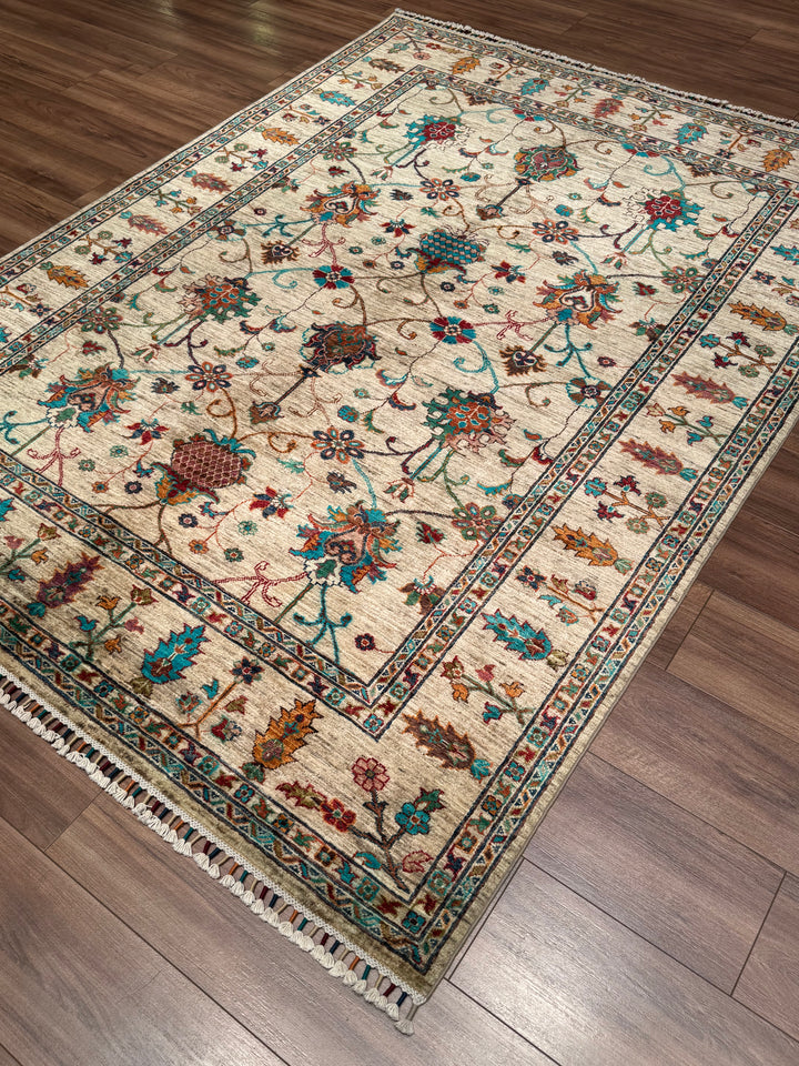 سجادة سلطاني زهرية أصلية منسوجة يدويًا من الصوف بلون بيج مصبوغ بصبغة الجذور، 174 × 234، 4.07 متر مربع - 5 × 8 قدم 