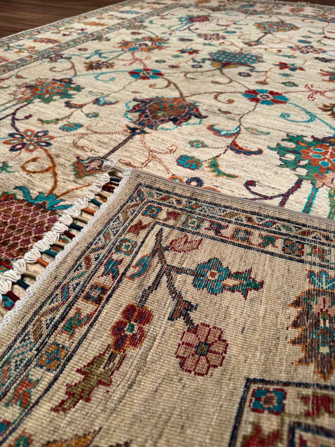 سجادة سلطاني زهرية أصلية منسوجة يدويًا من الصوف بلون بيج مصبوغ بصبغة الجذور، 174 × 234، 4.07 متر مربع - 5 × 8 قدم 