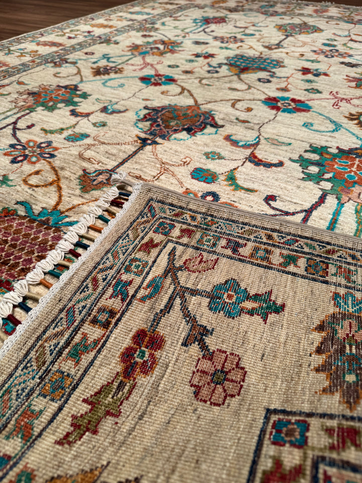 سجادة سلطاني زهرية أصلية منسوجة يدويًا من الصوف بلون بيج مصبوغ بصبغة الجذور، 174 × 234، 4.07 متر مربع - 5 × 8 قدم 