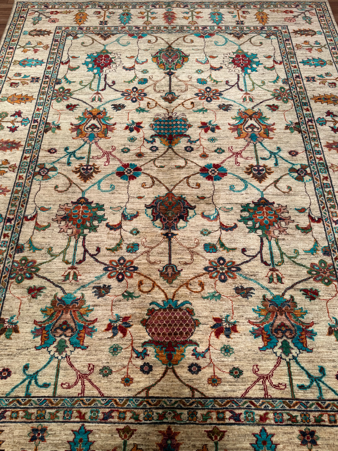 سجادة سلطاني زهرية أصلية منسوجة يدويًا من الصوف بلون بيج مصبوغ بصبغة الجذور، 174 × 234، 4.07 متر مربع - 5 × 8 قدم 