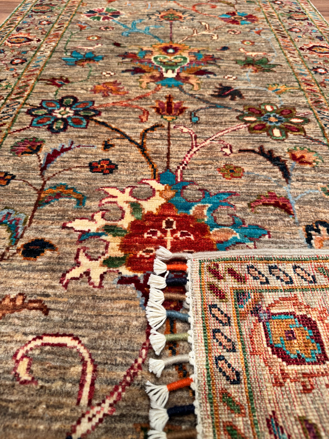 سجادة صوفية أصلية منسوجة يدويًا من Sultani Floral Runner باللون البيج بمساحة 0.83 × 299 متر مربع - 2 × 10 قدم 