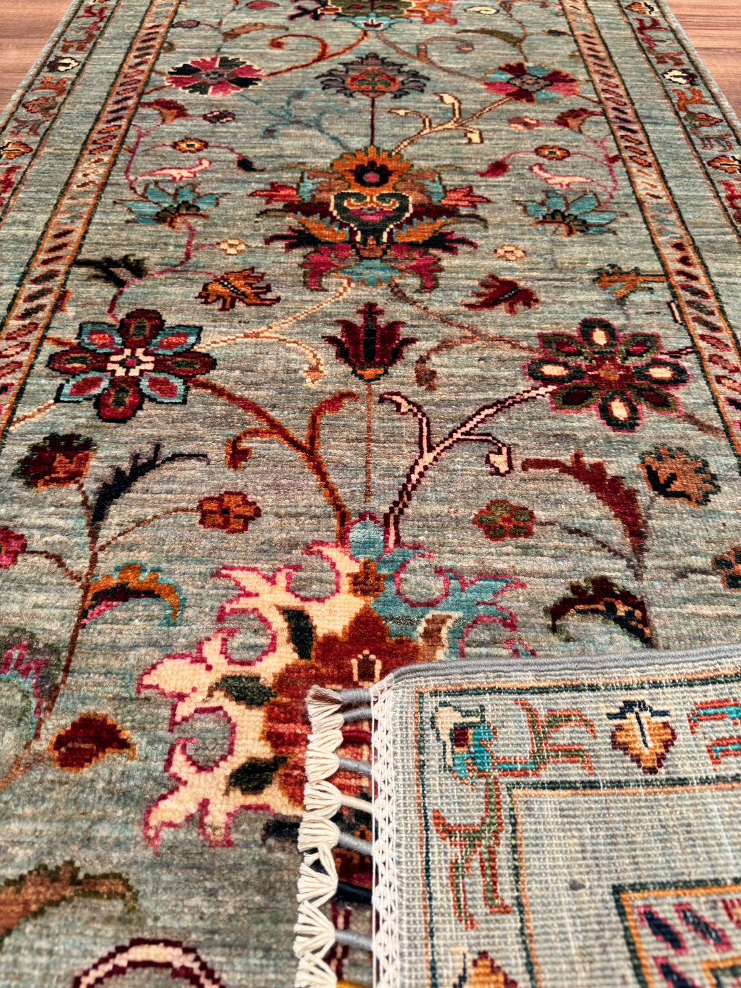 سجادة صوفية أصلية منسوجة يدويًا من Sultani Floral Long Runner باللون الرمادي المصبوغ يدويًا 0.78 × 306 2.39 متر مربع - 2 × 10 قدم 