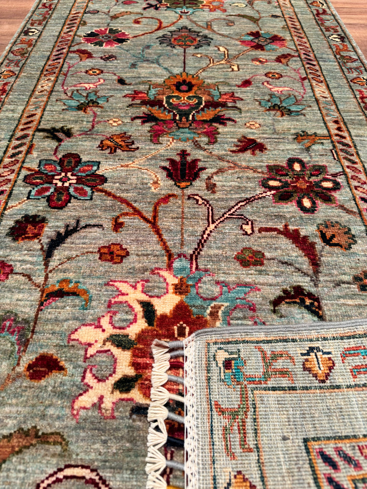 سجادة صوفية أصلية منسوجة يدويًا من Sultani Floral Long Runner باللون الرمادي المصبوغ يدويًا 0.78 × 306 2.39 متر مربع - 2 × 10 قدم 