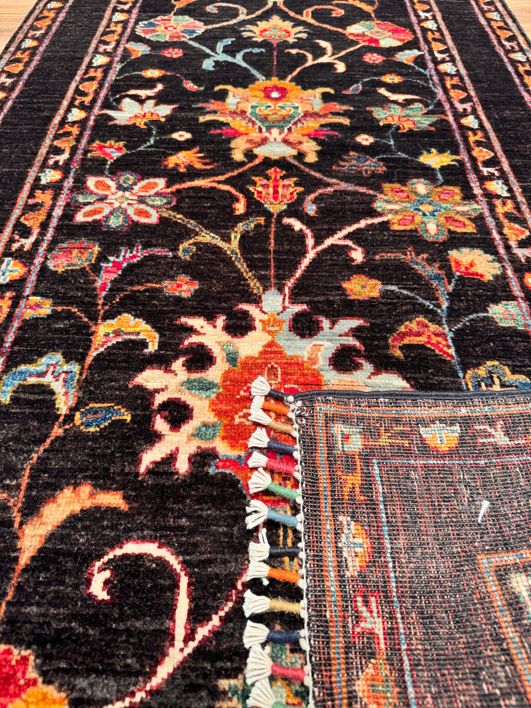 سجادة صوفية أصلية منسوجة يدويًا من Sultani Floral Runner باللون الأسود بمقاس 0.86 × 305 سم 2.62 متر مربع - 2 × 10 قدم 