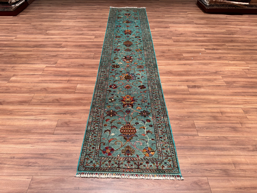 سجادة صوفية أصلية منسوجة يدويًا من مجموعة Sultani Floral Long Runner باللون الفيروزي المصبوغ بالجذور 0.83 × 400 متر مربع - 2 × 13 قدمًا 