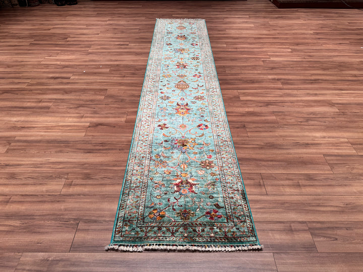 سجادة صوفية أصلية منسوجة يدويًا من مجموعة Sultani Floral Long Runner باللون الفيروزي المصبوغ بالجذور 0.83 × 400 متر مربع - 2 × 13 قدمًا 