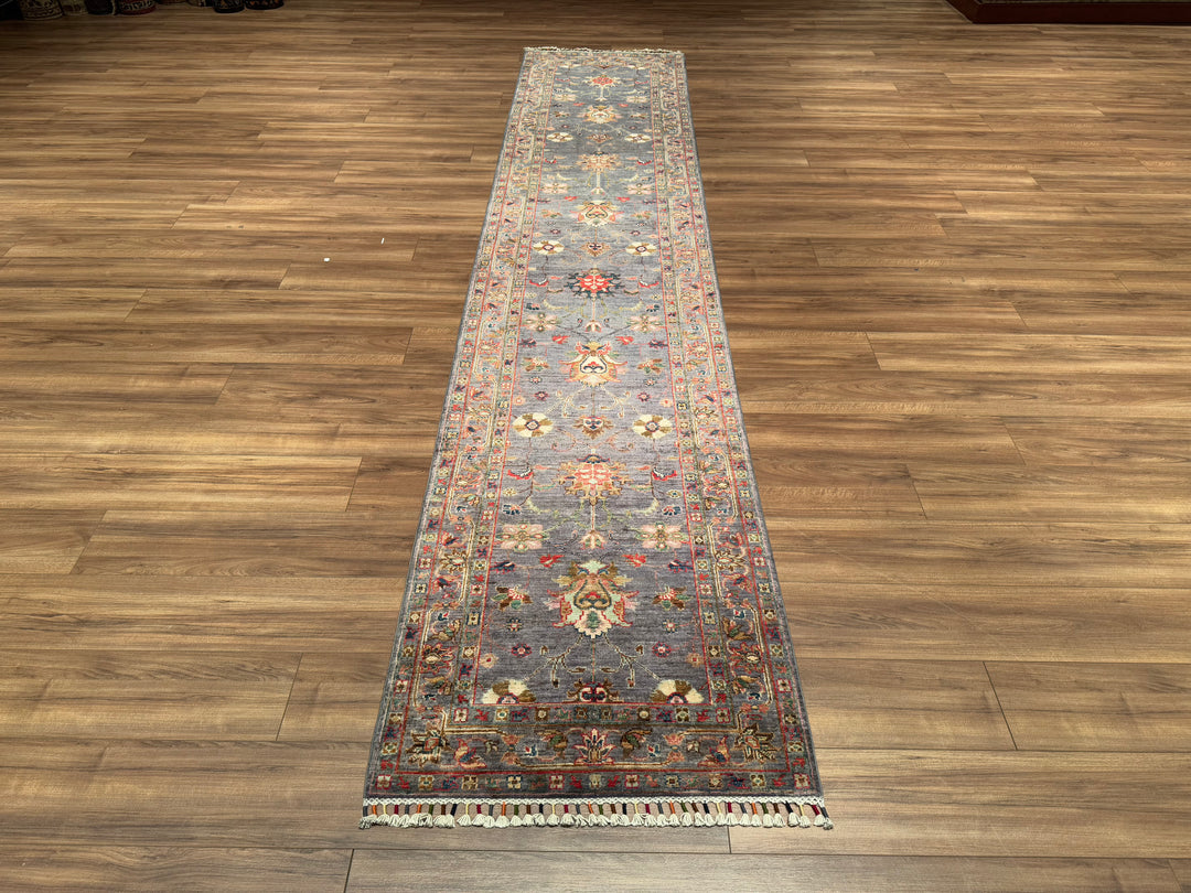 سجادة صوفية أصلية منسوجة يدويًا من Sultani Floral Long Runner باللون الرمادي المصبوغ يدويًا 0.82 × 394 3.23 متر مربع - 2 × 13 قدمًا 