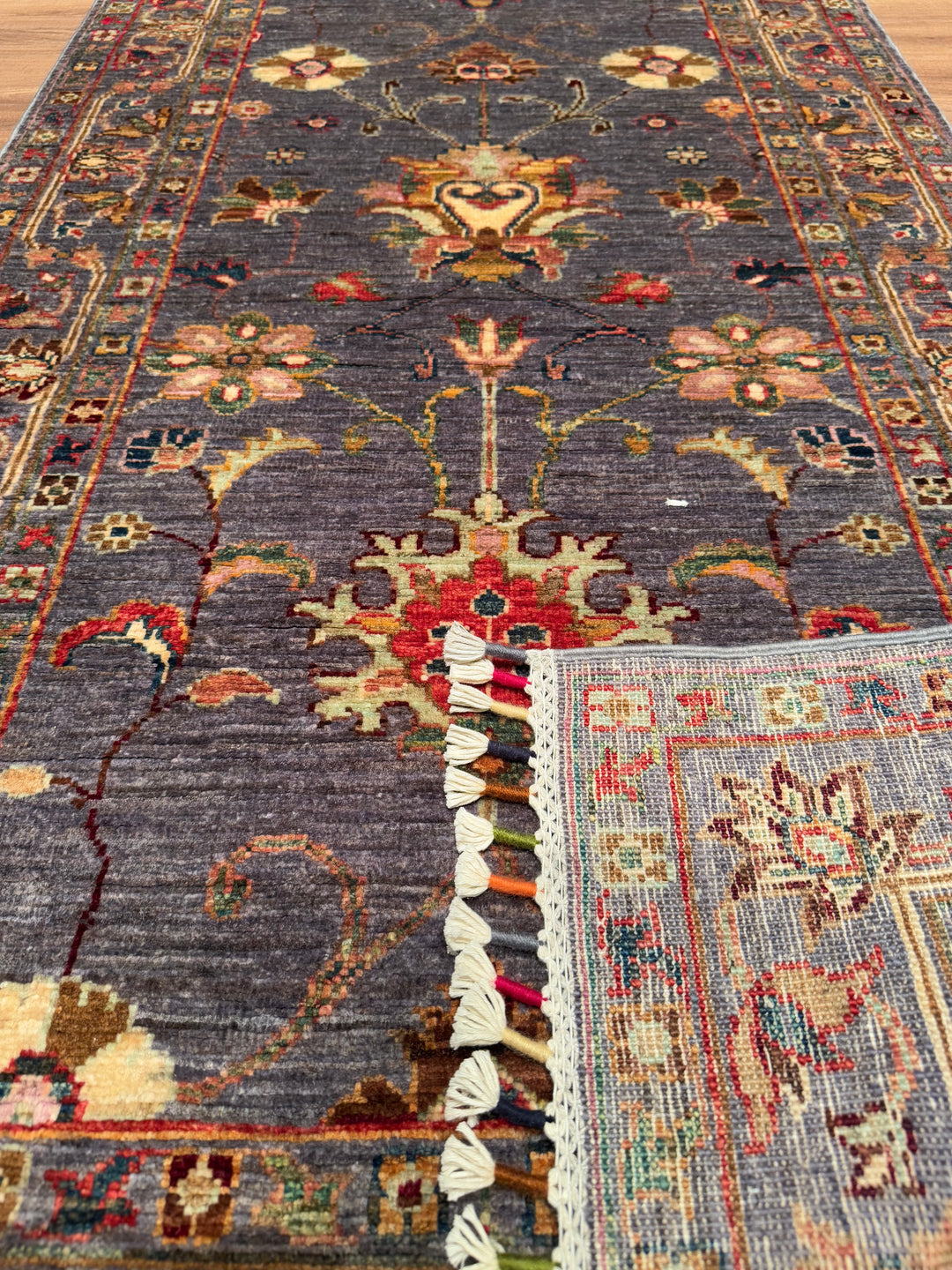 سجادة صوفية أصلية منسوجة يدويًا من Sultani Floral Long Runner باللون الرمادي المصبوغ يدويًا 0.82 × 394 3.23 متر مربع - 2 × 13 قدمًا 