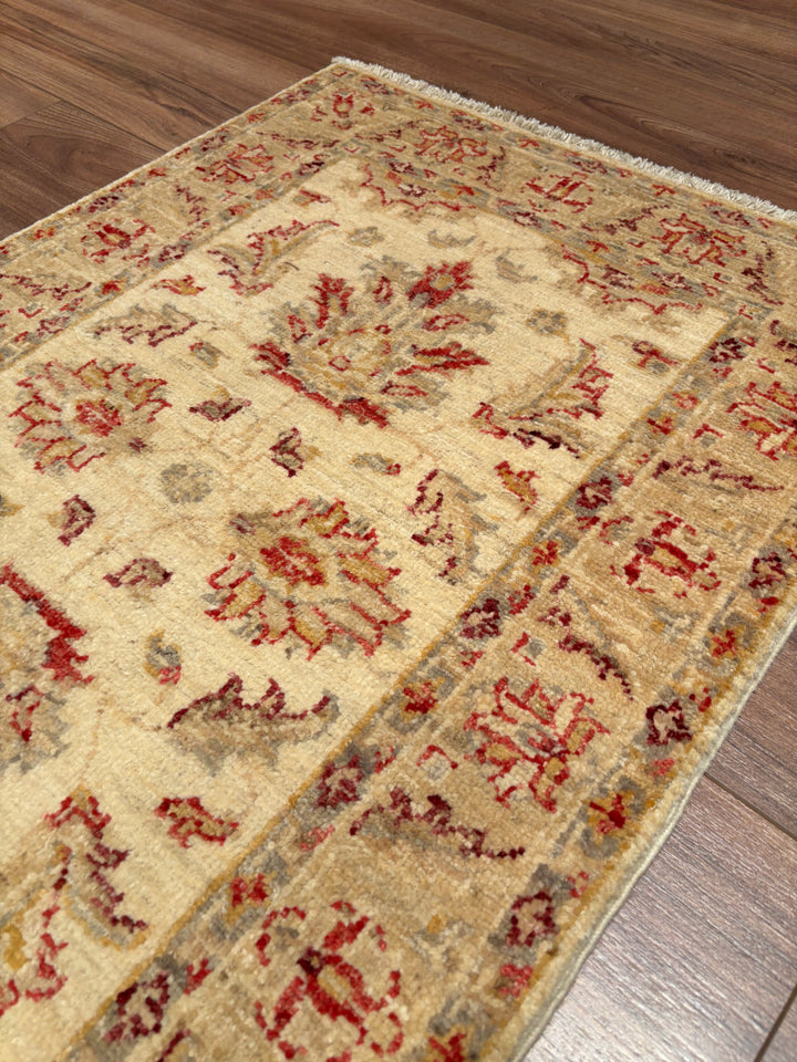 Uşak Orijinal El Dokuması Bej Kök Boya Yün Halı 0.62x0.93 0.58 Metrekare - 2x3 ft
