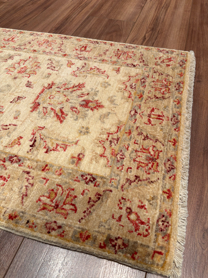 Uşak Orijinal El Dokuması Bej Kök Boya Yün Halı 0.62x0.93 0.58 Metrekare - 2x3 ft