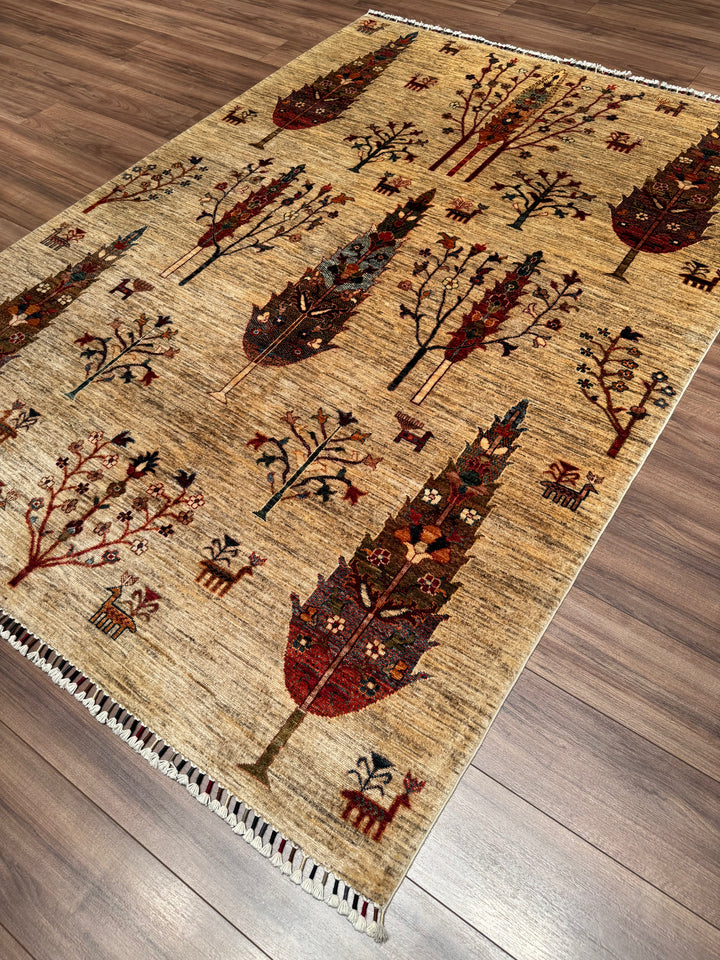 سجادة سلطاني تري أوف لايف الأصلية المصنوعة يدويًا من الصوف بلون بيج مصبوغ بصبغة الجذور، 175×249، 4.36 متر مربع - 5×8 قدم 