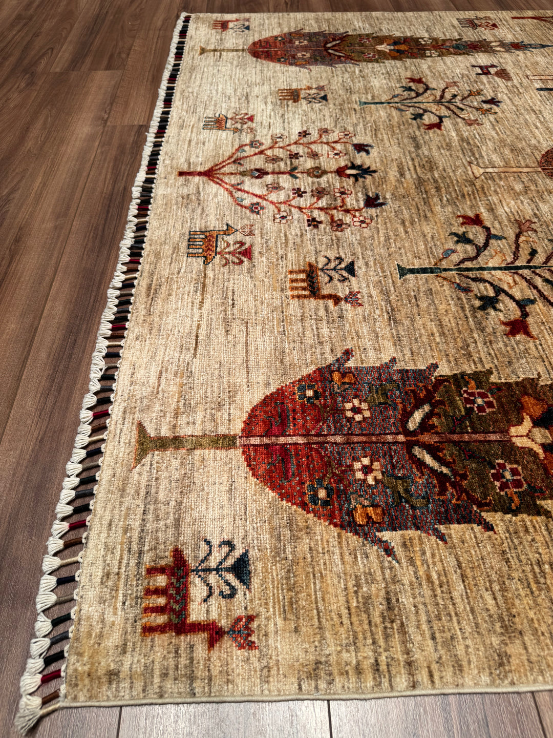 سجادة سلطاني تري أوف لايف الأصلية المصنوعة يدويًا من الصوف بلون بيج مصبوغ بصبغة الجذور، 175×249، 4.36 متر مربع - 5×8 قدم 