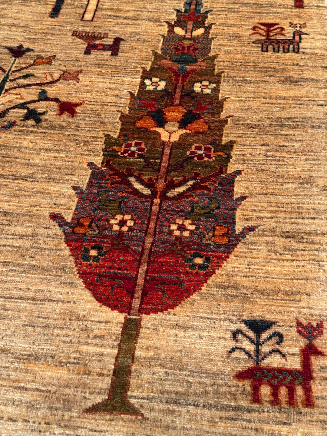 سجادة سلطاني تري أوف لايف الأصلية المصنوعة يدويًا من الصوف بلون بيج مصبوغ بصبغة الجذور، 175×249، 4.36 متر مربع - 5×8 قدم 