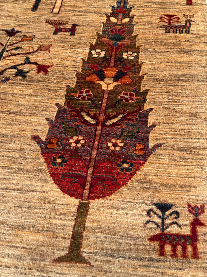 سجادة سلطاني تري أوف لايف الأصلية المصنوعة يدويًا من الصوف بلون بيج مصبوغ بصبغة الجذور، 175×249، 4.36 متر مربع - 5×8 قدم 