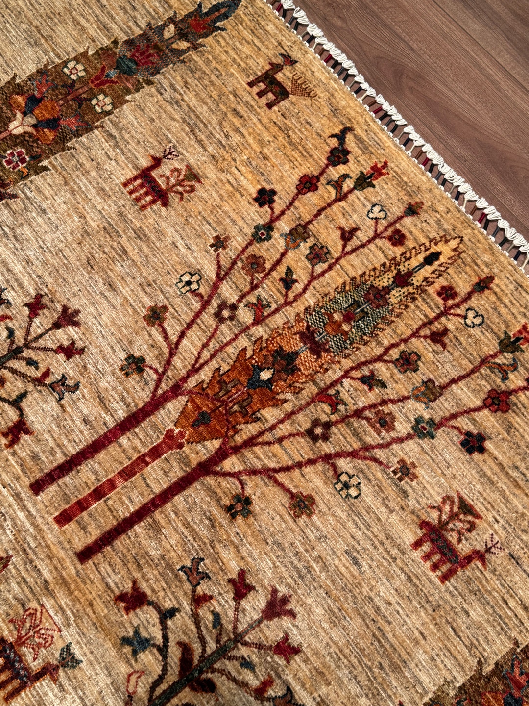 سجادة سلطاني تري أوف لايف الأصلية المصنوعة يدويًا من الصوف بلون بيج مصبوغ بصبغة الجذور، 175×249، 4.36 متر مربع - 5×8 قدم 