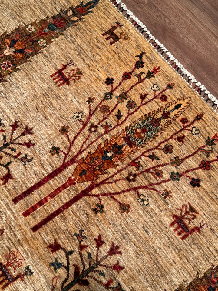 سجادة سلطاني تري أوف لايف الأصلية المصنوعة يدويًا من الصوف بلون بيج مصبوغ بصبغة الجذور، 175×249، 4.36 متر مربع - 5×8 قدم 