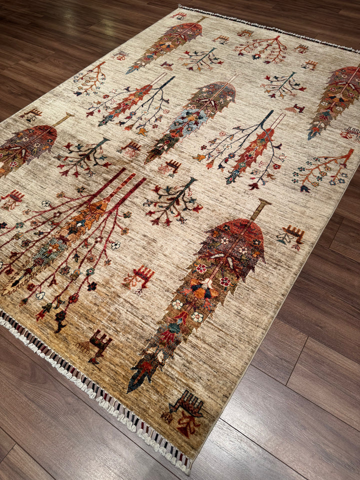 سجادة سلطاني تري أوف لايف الأصلية المصنوعة يدويًا من الصوف بلون بيج مصبوغ بصبغة الجذور، 175×249، 4.36 متر مربع - 5×8 قدم 