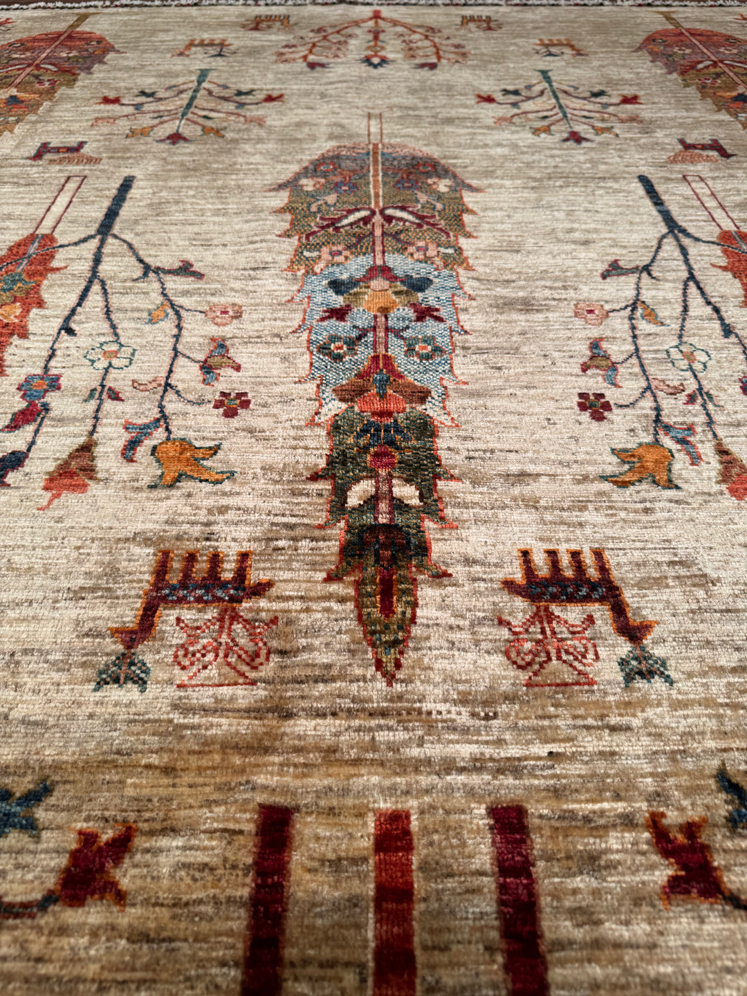 سجادة سلطاني تري أوف لايف الأصلية المصنوعة يدويًا من الصوف بلون بيج مصبوغ بصبغة الجذور، 175×249، 4.36 متر مربع - 5×8 قدم 