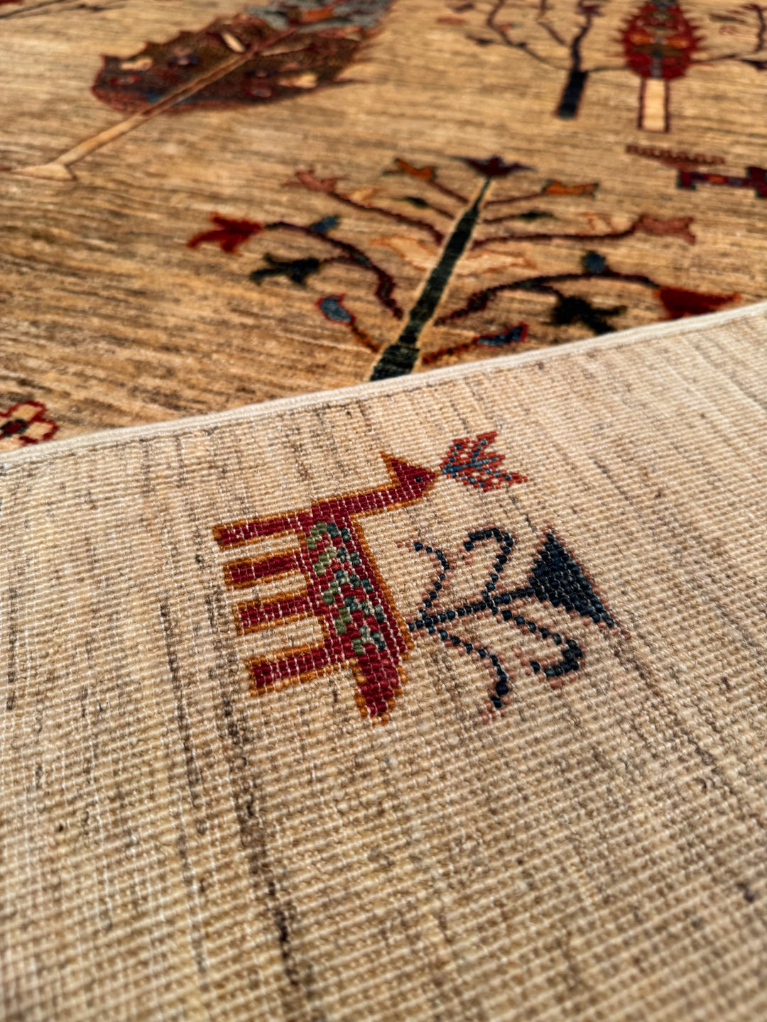 سجادة سلطاني تري أوف لايف الأصلية المصنوعة يدويًا من الصوف بلون بيج مصبوغ بصبغة الجذور، 175×249، 4.36 متر مربع - 5×8 قدم 