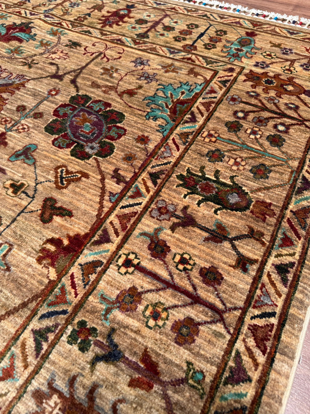 Sultani Çiçekli Orijinal El Dokuması Bej Kök Boya Yün Halı 173x234 4.05 Metrekare - 5x8