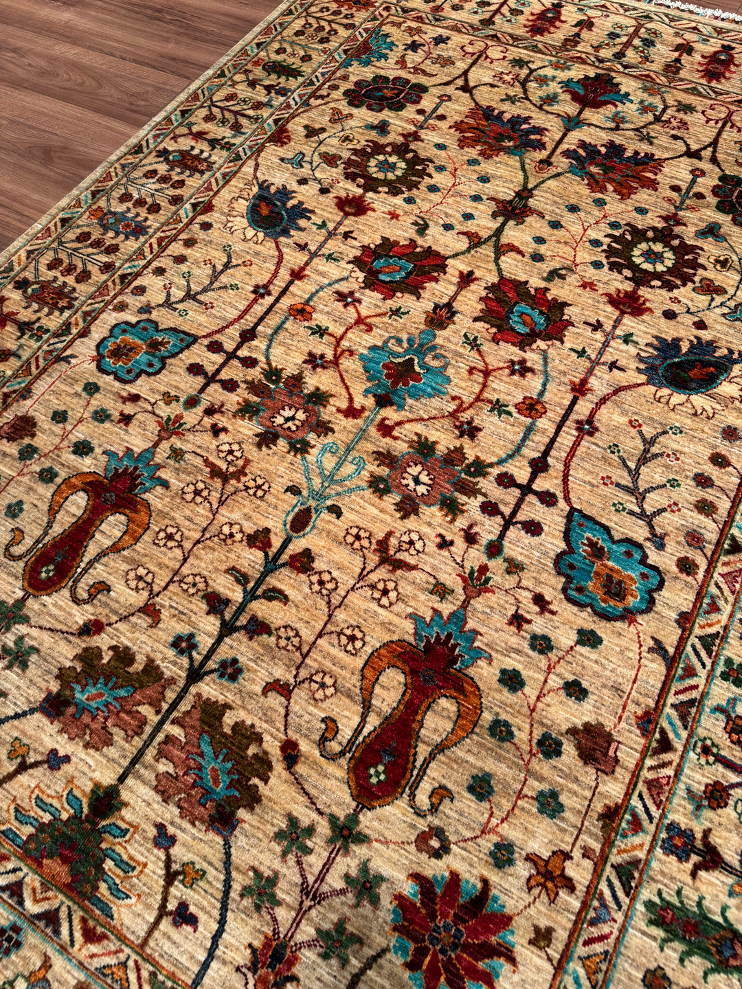 Sultani Çiçekli Orijinal El Dokuması Bej Kök Boya Yün Halı 166x242 4.02 Metrekare - 5x8 ft