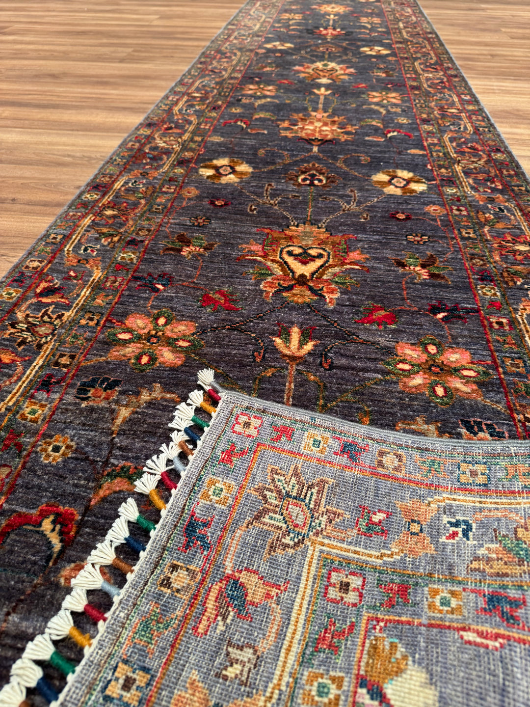 Sultani Çiçekli Yolluk Orijinal El Dokuması Gri Kök Boya Yün Halı 0.79x398 3.14 Metrekare - 3x12 ft