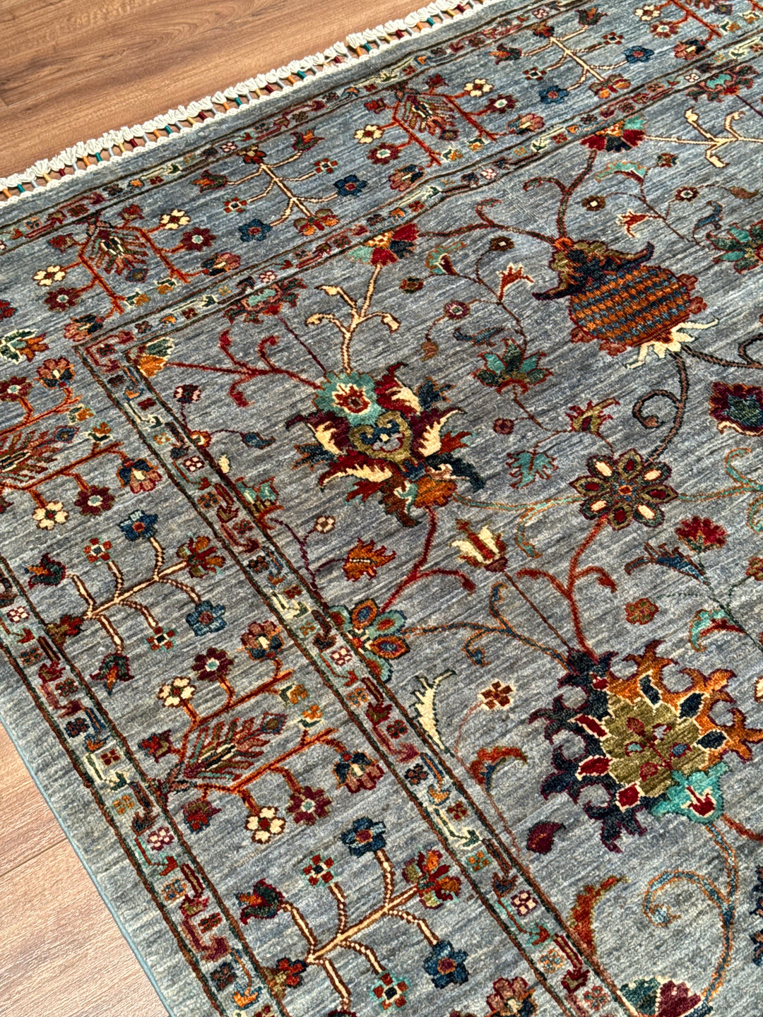 سجادة سلطاني بينبيرجيسي الأصلية المصنوعة يدويًا من الصوف الرمادي المصبوغ بصبغة الجذور، 174 × 240، 4.18 متر مربع - 6 × 8 قدم 